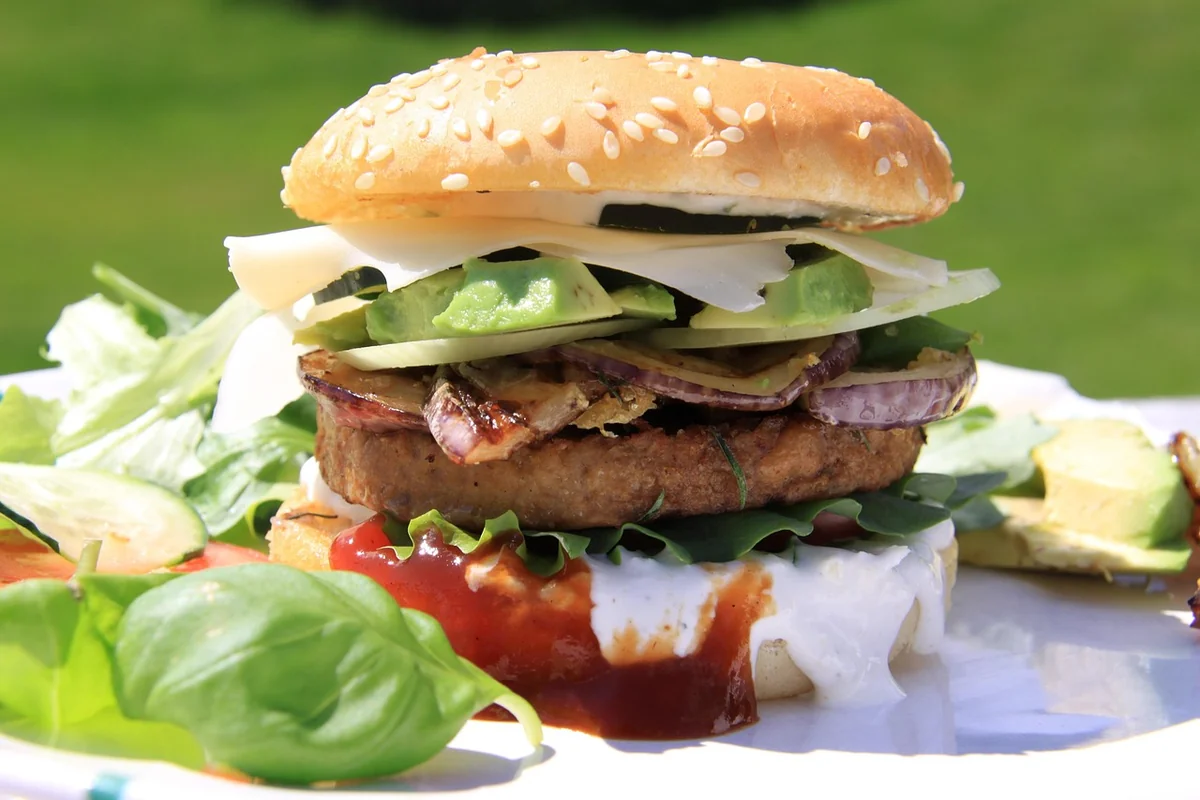 Faut-il vraiment suivre la recette du burger végétarien à l'avocat ?